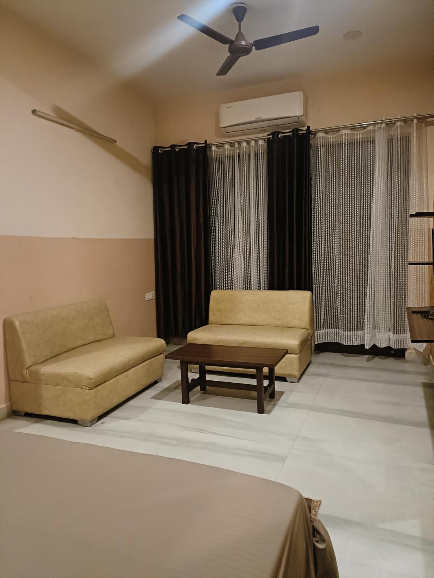 Апартаменты Mi Casa Sector 47 Гургаон Экстерьер фото